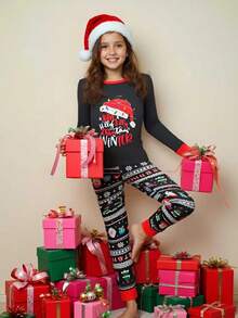 女孩舒适睡衣套装，黑色上衣搭配对比红色，正面印有圣诞祝福和圣诞帽元素，黑色下装带有像素风格的圣诞老人和礼物图案，采用弹性丝滑面料制成，适合温馨的圣诞家庭时光 - 黑色 - 查看 8