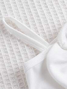 SHEIN 1 件女婴优雅甜美罗纹不对称吊带设计花卉装饰上衣搭配粉色条纹短裤套装，适合夏季街头、旅行摄影 - 黑與白 - 查看 3