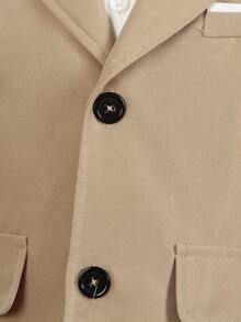 SHEIN 男童两件套西装套装，包含1件纯色宽松休闲西装外套（撞色口袋和纽扣设计），以及1条纯色松紧腰休闲裤。这款优雅简约的商务风格服装适合生日派对、典礼、婚礼、返校和节假日穿着。 - 卡其色 - 查看 6