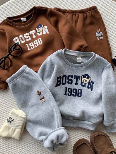 SHEIN Conjunto de 4 piezas para bebé niño: sudadera de cuello redondo con forro térmico, top de punto de manga larga y pantalón de chándal. Cómodo y versátil para uso diario, con bordados lindos de oso y letras. Adecuado para otoño/invierno, interior, exterior, diario, deportes, juegos, fiestas, Navidad, Año Nuevo, Halloween. Chándal, pantalones de chándal.