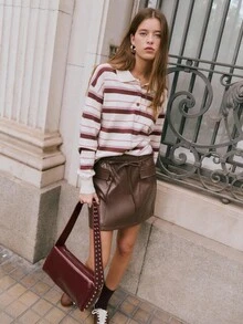 Nöista Lätt trikåpiké med rena knappdetaljer och mjuka horisontella ränder, med en avslappnad skräddarsydd silhuett med strukturerad pikékrage och ribbade manschetter för en polerad finish; en raffinerad och mångsidig stickning perfekt för kvinnors vinteroutfits, enkel lager-på-lager-klädsel, elegant avslappnad styling, festliga jullooker och sofistikerade nyårsensembler. - Blå - Visa 6