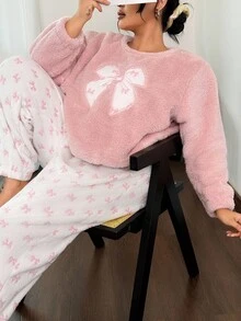 SHEIN 大码女式毛绒刺绣蝴蝶结图案蓬松睡衣套装，粉色刺绣蝴蝶结上衣搭配长袖长裤，休闲家居服，秋冬粉色家居服套装，舒适保暖。 - 粉色 - 查看 1
