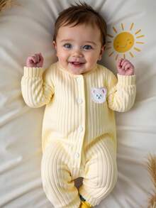 SHEIN 女宝宝纯色小熊连体衣。修身款式，适合各种体型的宝宝。提花连体衣，饰有小熊图案，可爱又时尚。适合日常外出、居家休闲、宝宝爬行运动等穿着，是宝宝衣橱里不可或缺的时尚单品。