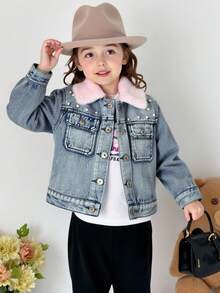 SHEIN جاكيت جينز للأطفال الصغار، جينز أزرق فاتح مغسول، مطرزة بأرنب جميل ونص إنجليزي على الظهر، طوق وردي فرو متباين، مزينة باللؤلؤ على الأمام، قصة ضيقة، مناسبة للارتداء اليومي والمناسبات والعطلات والعودة إلى المدرسة، ملابس خارجية أساسية للموضة في الخريف/الشتاء - أزرق فاتح - مشاهدة 3