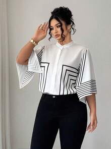 Elenzga Bộ sưu tập Kooky Elegance (Woe Is Me Vibes) (Wednesday Aesthetic) Áo sơ mi nữ công sở đa năng, cổ đứng, họa tiết hình học, in kỹ thuật số đen trắng, dáng rộng, tay lửng, hở trước, giúp thon gọn khi đi làm, cổ tròn cỡ lớn - Đen và trắng - Xem 1