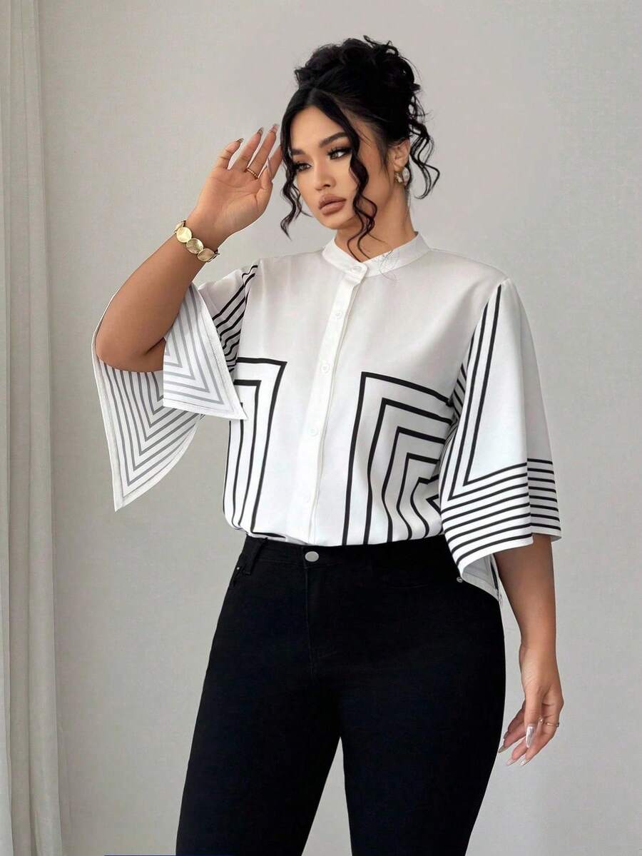 Elenzga Bộ sưu tập Kooky Elegance (Woe Is Me Vibes) (Wednesday Aesthetic) Áo sơ mi nữ công sở đa năng, cổ đứng, họa tiết hình học, in kỹ thuật số đen trắng, dáng rộng, tay lửng, hở trước, giúp thon gọn khi đi làm, cổ tròn cỡ lớn - Đen và trắng - Xem 1