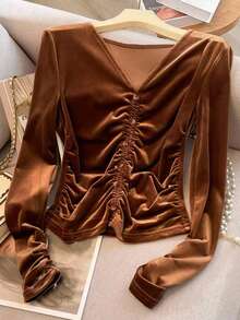 GlowEve Camiseta de manga larga ajustada con cuello en V de terciopelo vintage y drapeado - Café integral - Ver 1