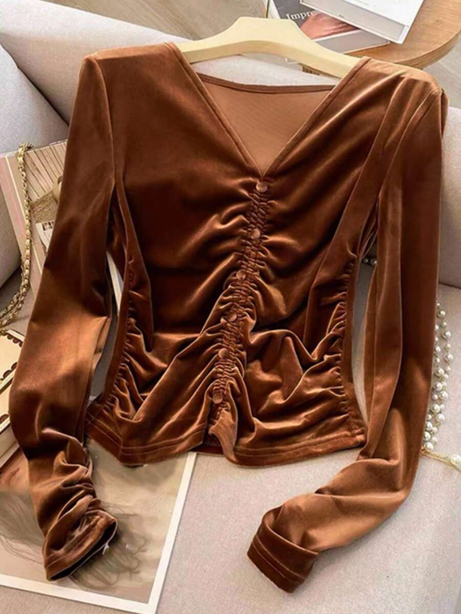 GlowEve Camiseta de manga larga ajustada con cuello en V de terciopelo vintage y drapeado - Café integral - Ver 1