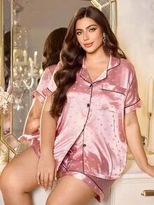 大码缎面睡衣套装，粉色短袖上衣和短裤，带心形提花，开领