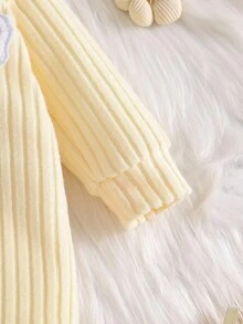 SHEIN 女宝宝纯色小熊连体衣。修身款式，适合各种体型的宝宝。提花连体衣，饰有小熊图案，可爱又时尚。适合日常外出、居家休闲、宝宝爬行运动等穿着，是宝宝衣橱里不可或缺的时尚单品。