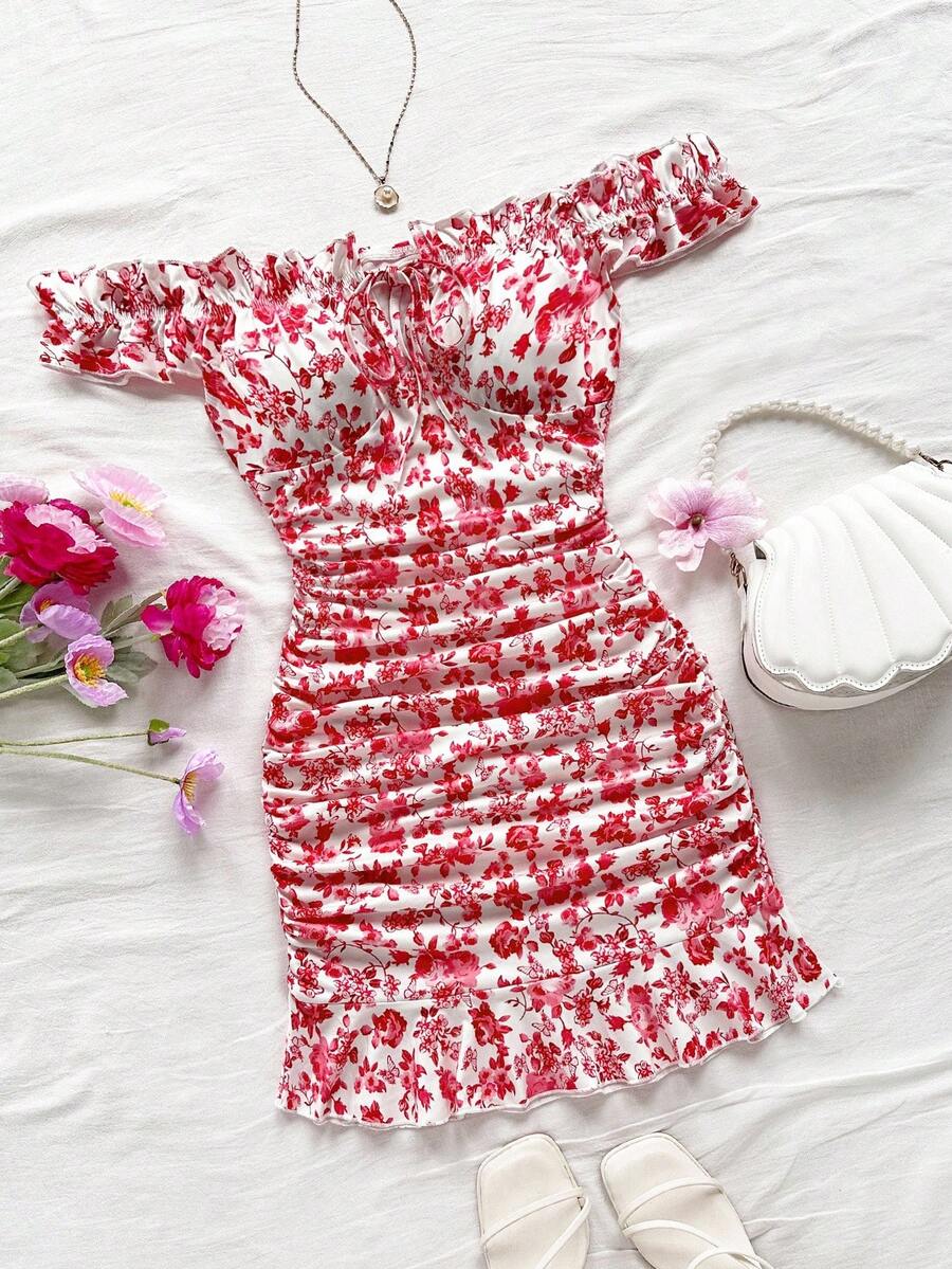 Soleia Vestido mini ajustado con hombros descubiertos, volantes y lazo delantero con estampado floral para vacaciones de verano de mujer - Rojo y blanco - Ver 1