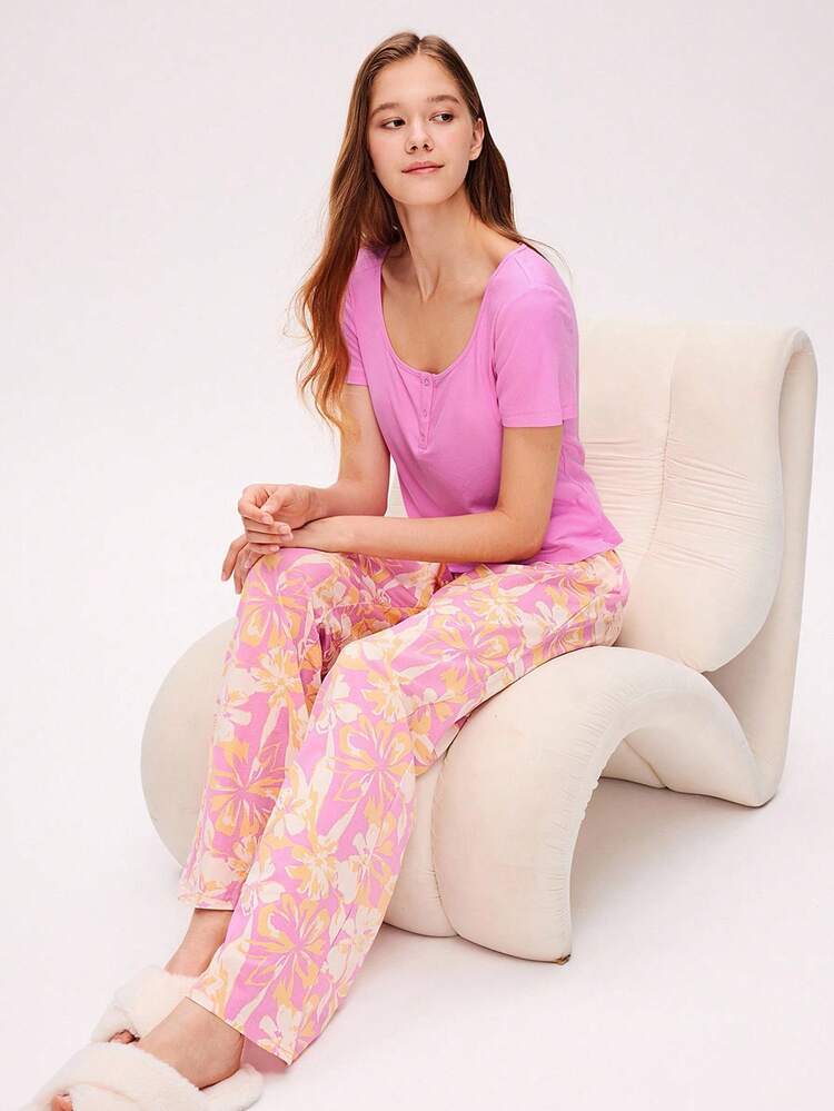 Ensemble de pyjama d'été en coton rose doux de base avec t-shirt henley et pantalon à motif. Ensemble de détente aérien pour femmes. Lingerie portée comme vêtement de dessus, ensemble deux pièces capri