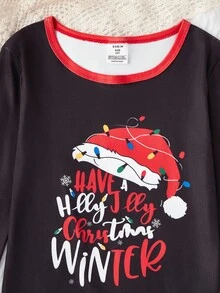 女孩舒适睡衣套装，黑色上衣搭配对比红色，正面印有圣诞祝福和圣诞帽元素，黑色下装带有像素风格的圣诞老人和礼物图案，采用弹性丝滑面料制成，适合温馨的圣诞家庭时光 - 黑色 - 查看 6