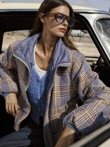 Nöista 这款高领拉链羽绒服采用现代格子图案设计，为女士冬季外套提供温暖时尚的选择；非常适合舒适的季节性叠穿、精致的日常造型、节日圣诞装扮和舒适的新年装束。 - 卡其色 - 查看 1