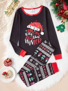女孩舒适睡衣套装，黑色上衣搭配对比红色，正面印有圣诞祝福和圣诞帽元素，黑色下装带有像素风格的圣诞老人和礼物图案，采用弹性丝滑面料制成，适合温馨的圣诞家庭时光 - 黑色 - 查看 1