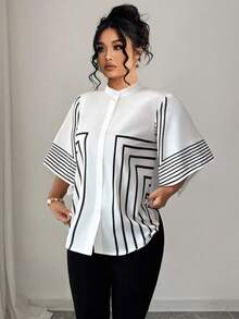 Elenzga Bộ sưu tập Kooky Elegance (Woe Is Me Vibes) (Wednesday Aesthetic) Áo sơ mi nữ công sở đa năng, cổ đứng, họa tiết hình học, in kỹ thuật số đen trắng, dáng rộng, tay lửng, hở trước, giúp thon gọn khi đi làm, cổ tròn cỡ lớn - Đen và trắng - Xem 6