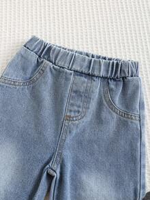 SHEIN 2 件婴儿男童/女童秋冬连帽压花卫衣帽衫搭配浅蓝色牛仔阔腿裤，中性婴儿服装，婴儿冬装 - 彩色 - 查看 6