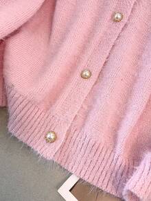 GlowEve CURVE Suéter elegante de punto de talla grande para mujer, cárdigan rosa con piel de visón y botones de perlas falsas - Rosa - Ver 6