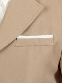 SHEIN 男童两件套西装套装，包含1件纯色宽松休闲西装外套（撞色口袋和纽扣设计），以及1条纯色松紧腰休闲裤。这款优雅简约的商务风格服装适合生日派对、典礼、婚礼、返校和节假日穿着。 - 卡其色 - 查看 8