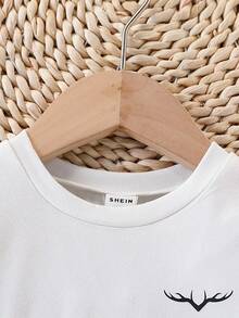 SHEIN 男婴针织短袖上衣，饰有简洁的小图案。采用绿色、棕色和杏色的多色拼接。适合夏季穿着，可作为运动装，适合度假、外出、上学或居家穿着。这是一款百搭的夏季基本款，也是婴儿夏季服装。幼儿服装，男女通用夏季婴儿服装。 - 彩色 - 查看 4