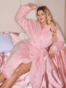 SweetSlumber Robe ample en peluche et dentelle, style patchwork, doux, grande taille, robe d'automne/hiver rose, robe de grande taille, robe de grande taille pour femmes, vêtement de nuit de grande taille, rose, robe rose moelleuse pour femmes, tenue confortable - Rose bonbon - Voir 1