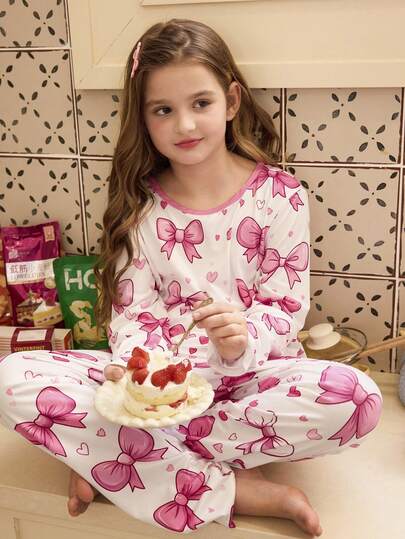 Pijama cómodo para niñas con estampado de lazo y corazón, cuello redondo y manga larga en colores contrastantes