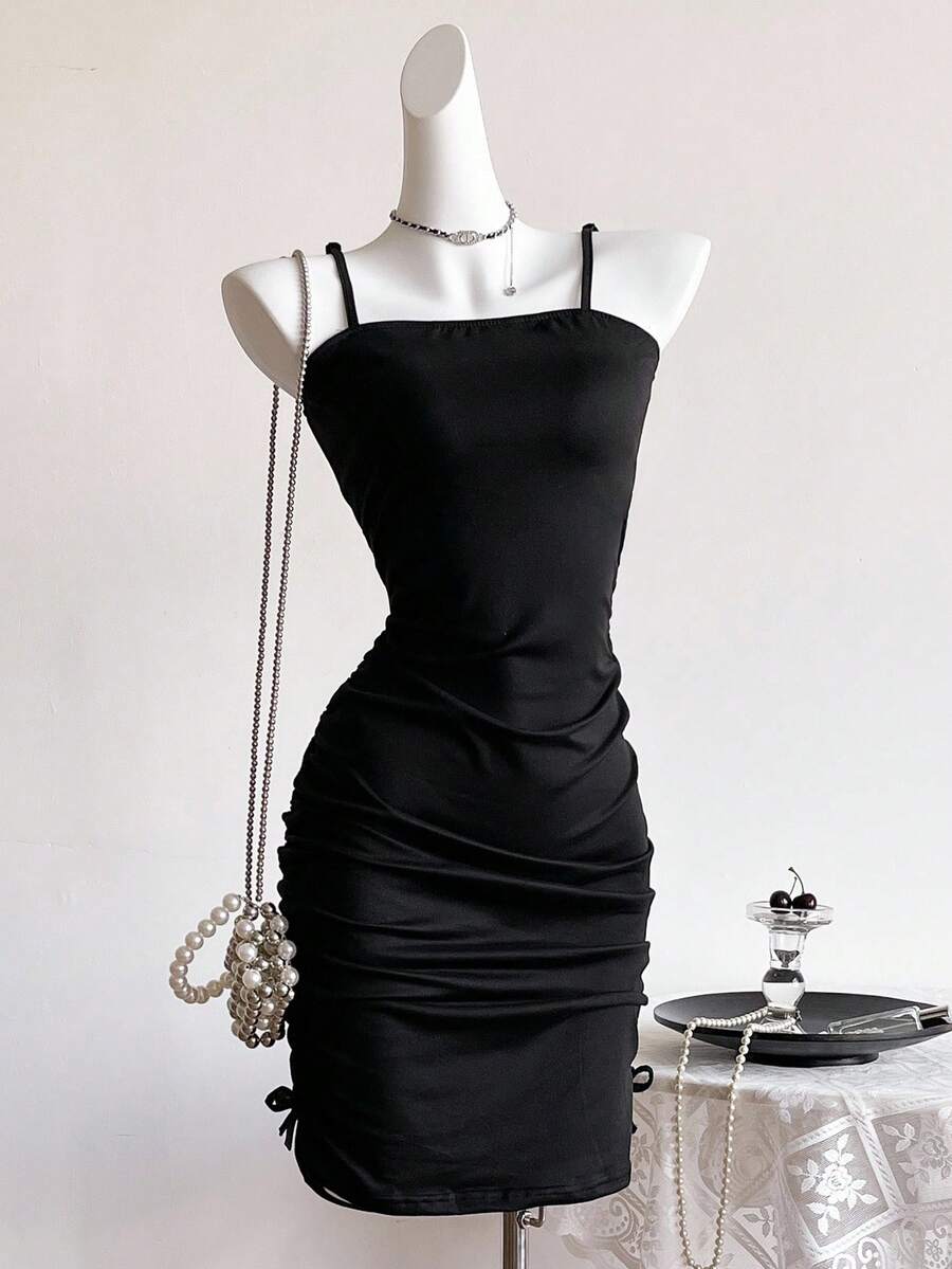 Sweetra Young 黑色优雅贴身迷你连衣裙，配有荷叶边肩带和蝴蝶结装饰，适合日常穿着和派对、情人节 - 黑色 - 查看 1