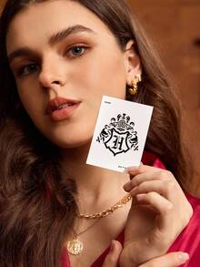 HARRY POTTER X SHEIN FanGlow Adesivo de tatuagem semipermanente Hogwarts House, 1 peça, suco de ervas, que dura 14 dias sem desbotar ou refletir, adequado para ombro, pescoço, clavícula, braço, arte corporal