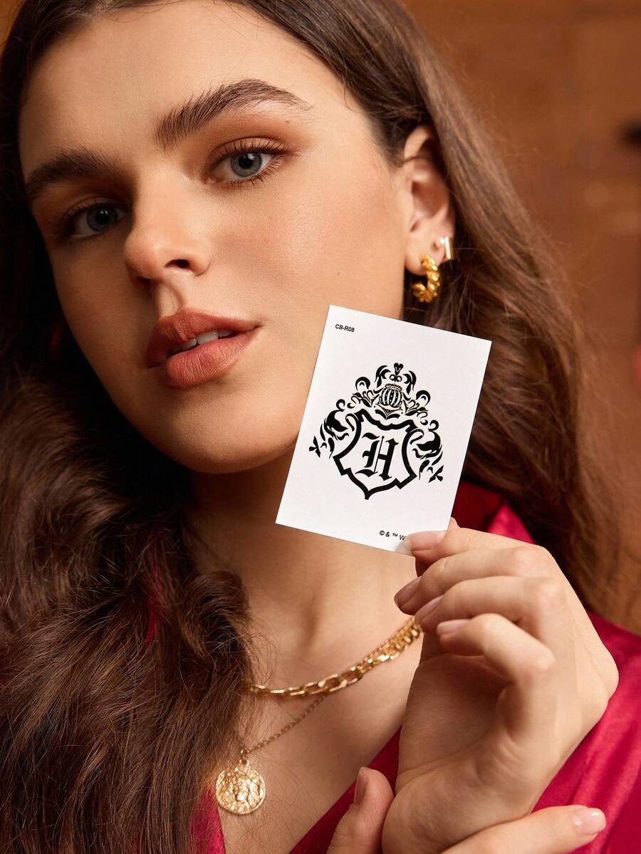 HARRY POTTER X SHEIN FanGlow Adesivo de tatuagem semipermanente Hogwarts House, 1 peça, suco de ervas, que dura 14 dias sem desbotar ou refletir, adequado para ombro, pescoço, clavícula, braço, arte corporal