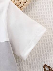 SHEIN 男婴针织短袖上衣，饰有简洁的小图案。采用绿色、棕色和杏色的多色拼接。适合夏季穿着，可作为运动装，适合度假、外出、上学或居家穿着。这是一款百搭的夏季基本款，也是婴儿夏季服装。幼儿服装，男女通用夏季婴儿服装。 - 彩色 - 查看 6