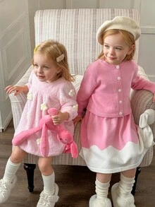 SHEIN Playful Pals 1 件女婴蓬松花朵可爱连衣裙，圆领长袖宽松加厚连衣裙裙，3D 花朵设计，休闲时尚韩版百搭，适合日常外出或冬季旅行，新品 - 粉色 - 查看 7