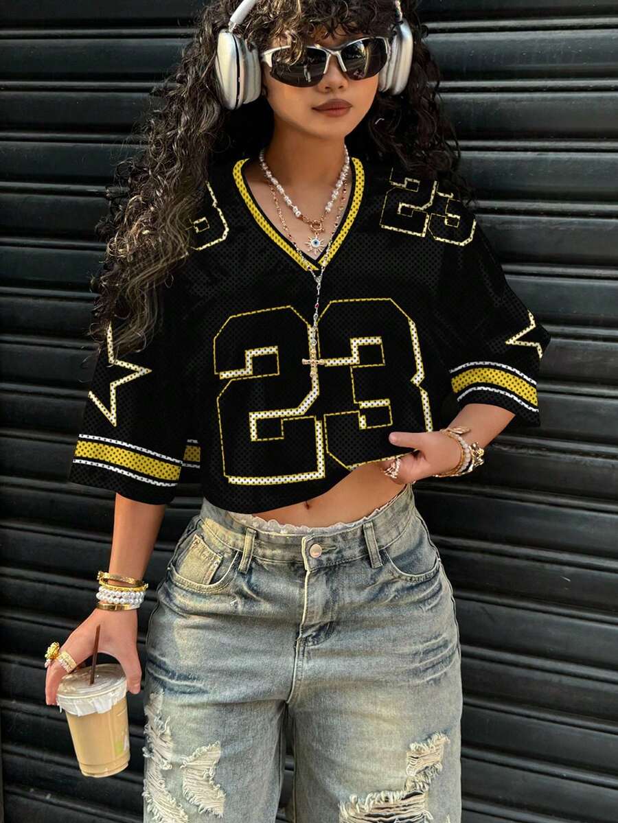 Slaydiva Camiseta holgada de mujer con cuello en V, manga 5/8 corta y malla, adecuada para deportes y calle, con estampado de bloques de color, número 23 y estrellas