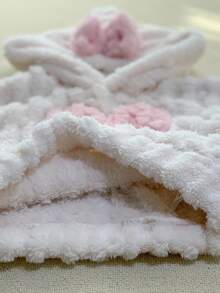 SHEIN Bộ 2 áo nỉ có mũ thêu hình trái tim và quần cạp chun mềm mại cho bé gái, trang phục thường ngày cho hoạt động ngoài trời hoặc mặc trong nhà thoải mái, đa năng cho mùa đông - Hồng - Xem 10