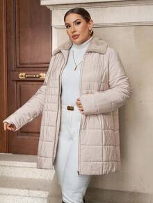 SHEIN Clasi 大码女士优雅加厚毛领浅卡其色外套，适合秋季、冬季、外出、工作、办公室穿着，也适合商务女性、办公室职业装、大码办公室女装、秋季工作女装。这款外套防风防水，加厚抓绒内里，保暖舒适，是冬季大码外套的理想之选。 - 卡其色 - 查看 2