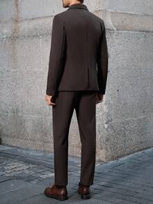 Calvornis 这款西装外套和裤子套装巧妙地融合了现代简约主义和经典商务设计，质感精致高档。修身、立体剪裁适合所有体型，展现敏锐的自信。永恒、百搭的颜色，商务旅行、聚会、通勤或旅行。简约而精致，抗皱，易于护理，是照片、街头风格和日常签到的理想选择。亲肤舒适的面料使其成为春、夏、秋三季的完美选择。作为送给男朋友、丈夫、父亲或朋友的礼物，这套西装既实用又时尚，充满了关怀和品味。商务正式优雅经典剪裁百搭，适合多种场合男士纯色翻领双排扣长袖西装外套和裤子，休闲商务装 - 咖啡棕 - 查看 2