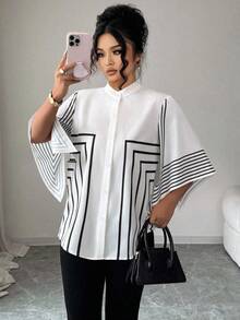 Elenzga Bộ sưu tập Kooky Elegance (Woe Is Me Vibes) (Wednesday Aesthetic) Áo sơ mi nữ công sở đa năng, cổ đứng, họa tiết hình học, in kỹ thuật số đen trắng, dáng rộng, tay lửng, hở trước, giúp thon gọn khi đi làm, cổ tròn cỡ lớn - Đen và trắng - Xem 5