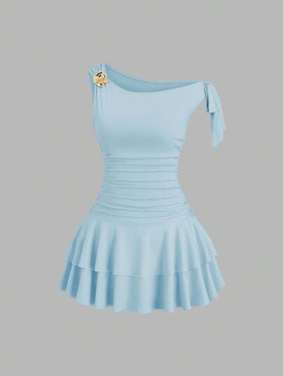 Sweetra Vestido mini con hombro asimétrico, decoración de flor metálica, cintura fruncida y dobladillo de doble capa para mujer