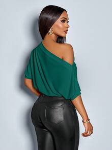 SOLERSUN Camiseta de mujer con cuello asimétrico y hombros fruncidos - Verde Oscuro - Ver 2