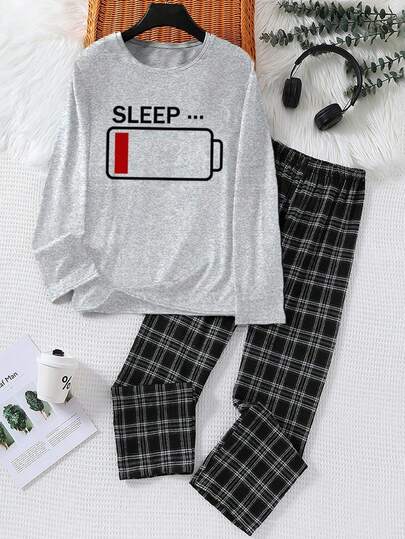 两件套男童圆领长袖睡衣套装，包含一件印有“SLEEP”字样的上衣和一条格子宽松长裤，舒适针织面料，适合秋冬季穿着。