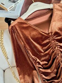 GlowEve Camiseta de manga larga ajustada con cuello en V de terciopelo vintage y drapeado - Café integral - Ver 4