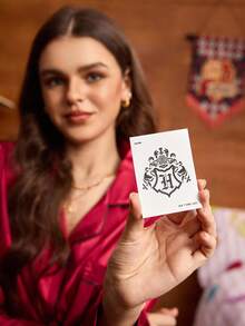 HARRY POTTER X SHEIN FanGlow Adesivo de tatuagem semipermanente Hogwarts House, 1 peça, suco de ervas, que dura 14 dias sem desbotar ou refletir, adequado para ombro, pescoço, clavícula, braço, arte corporal