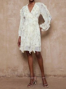 SHEIN Privé 法式V领不对称迷人设计连衣裙 - 白色 - 查看 7