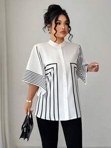 Elenzga Bộ sưu tập Kooky Elegance (Woe Is Me Vibes) (Wednesday Aesthetic) Áo sơ mi nữ công sở đa năng, cổ đứng, họa tiết hình học, in kỹ thuật số đen trắng, dáng rộng, tay lửng, hở trước, giúp thon gọn khi đi làm, cổ tròn cỡ lớn - Đen và trắng - Xem 4