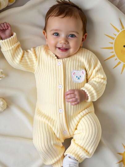 SHEIN Enfärgad jumpsuit med björnmönster för flickor. Åtsittande modell som passar olika kroppstyper. Jacquardbody med björnmönster, söt och moderiktig. Lämplig för dagliga utflykter, hemmafritid, krypande och motion, ett oumbärligt moderiktigt plagg i babyns garderob.