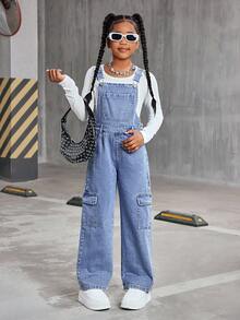 SHEIN Sparklyn Quần yếm denim và áo liền quần cho bé gái tuổi teen, trang phục thường ngày ngọt ngào cho mùa hè! Được làm từ vải denim thoải mái, màu xanh nhạt, có túi nắp phía trước, cài nút eo bên hông dễ mặc, dáng rộng thoải mái, thiết kế ống rộng và cạp cao giúp tôn dáng. Thích hợp cho các buổi đi chơi hàng ngày, thường ngày ở trường, mùa tựu trường, du lịch và nghỉ dưỡng, giúp bạn nổi bật giữa đám đông. - Rửa nhẹ - Xem 5