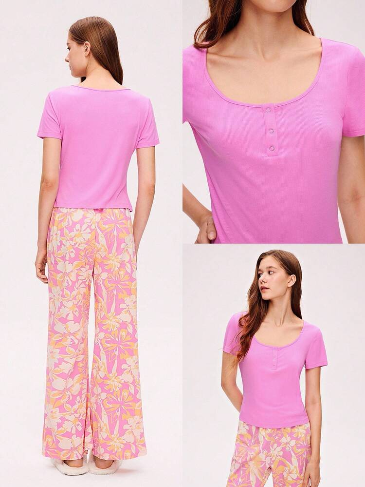 Ensemble de pyjama d'été en coton rose doux de base avec t-shirt henley et pantalon à motif. Ensemble de détente aérien pour femmes. Lingerie portée comme vêtement de dessus, ensemble deux pièces capri