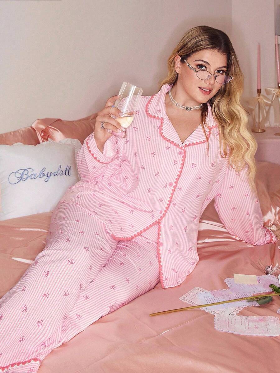 SHEIN Conjunto de pijama de talla grande con lazo dulce y estampado de rayas en la parte superior y pantalones, ropa de otoño e invierno - Rosa - Ver 1