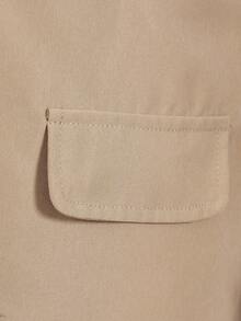 SHEIN 男童两件套西装套装，包含1件纯色宽松休闲西装外套（撞色口袋和纽扣设计），以及1条纯色松紧腰休闲裤。这款优雅简约的商务风格服装适合生日派对、典礼、婚礼、返校和节假日穿着。 - 卡其色 - 查看 7