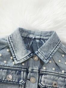 SHEIN جاكيت جينز للأطفال الصغار، جينز أزرق فاتح مغسول، مطرزة بأرنب جميل ونص إنجليزي على الظهر، طوق وردي فرو متباين، مزينة باللؤلؤ على الأمام، قصة ضيقة، مناسبة للارتداء اليومي والمناسبات والعطلات والعودة إلى المدرسة، ملابس خارجية أساسية للموضة في الخريف/الشتاء - أزرق فاتح - مشاهدة 5