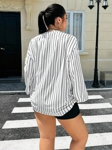 Muchica 大码女装夏秋季返校校园户外运动休闲早餐日常通勤基础款简约刺绣字母图案白色背景黑色竖条纹圆领宽松长袖长款T恤 - 白色 - 查看 2